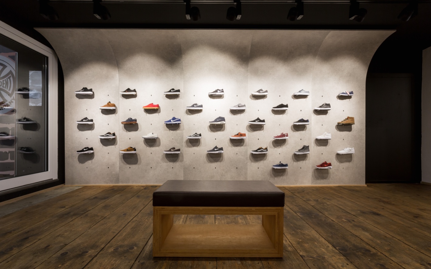 Minimalistische Betonwand mit Sneaker