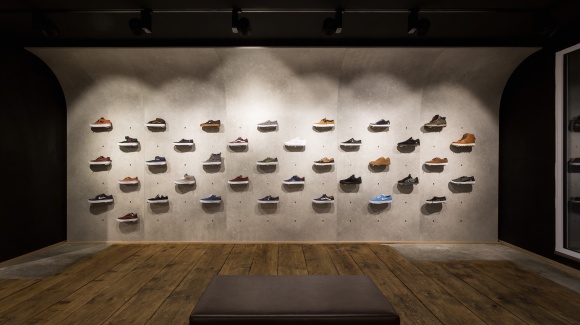 Minimalistische Betonwand mit Sneaker